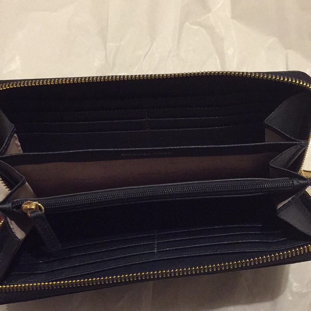 Michael Kors wallet - Picture 3 of 11